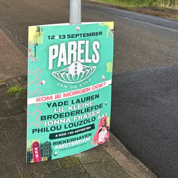 Lantaarnpaalbord om evenementen te promoten langs de weg
