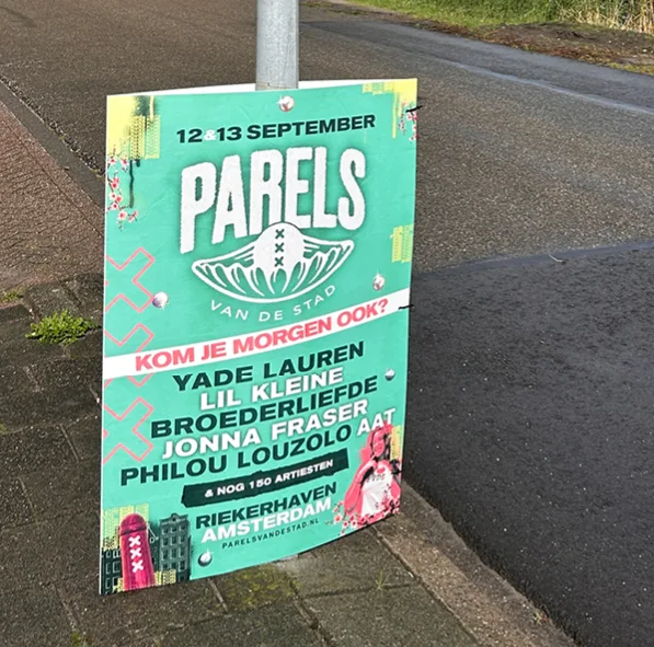 Lantaarnpaalbord om evenementen te promoten langs de weg